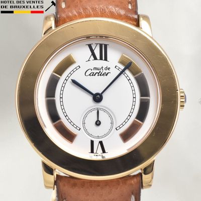 une image d'un gros plan d'une montre-bracelet avec des chiffres romains