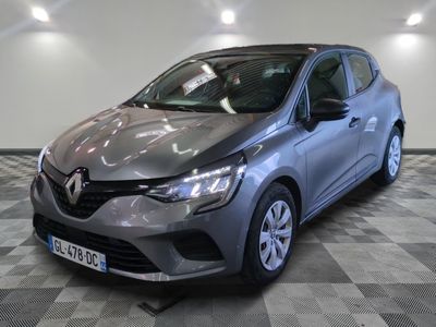 la voiture grise est garée sur un sol en damier dans le garage