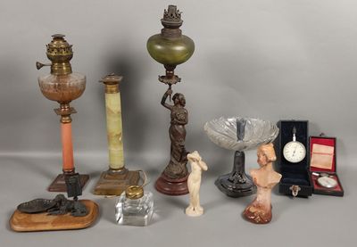 un grand nombre d'objets différents posés sur une table