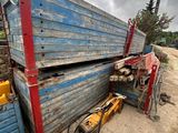 un tas de bois posé au bord de la route