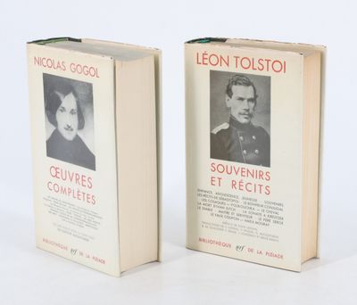 une paire de livres sur lesquels figurent les portraits d'un homme et d'une femme