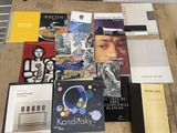 de nombreux livres qui se trouvent ensemble sur la table