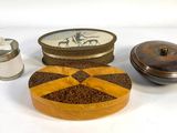 une petite boîte en bois avec un couvercle et quelques épices