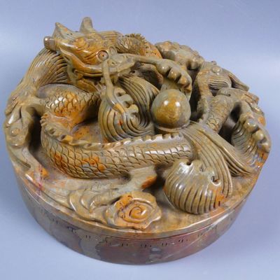 Arts d’Asie. Chine. Grande boîte à collier, le couvercle orn…