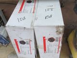 deux cartons posés par terre à côté d'une machine