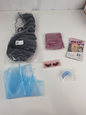 de nombreux objets posés sur une table blanche