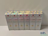 un lot de quatre boîtes de crème posées sur une table