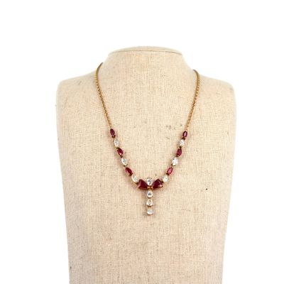 gros plan d'un mannequin portant un collier