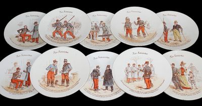 LUNEVILLE - Suite de 11 ASSIETTES A DESSERT à décor historié…