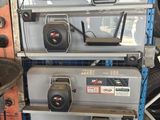 de nombreux types d'équipements différents montés sur un rack