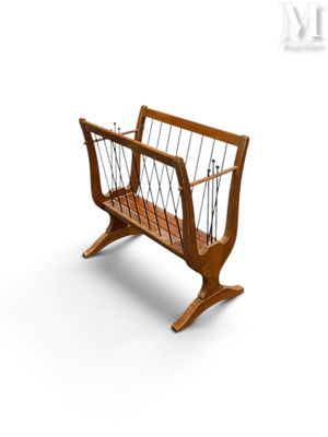 un porte-revues en bois muni d'un compartiment à magazines