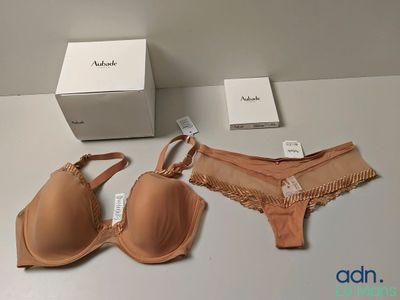 une photo représentant une paire de soutiens-gorge et une boîte posés sur une table