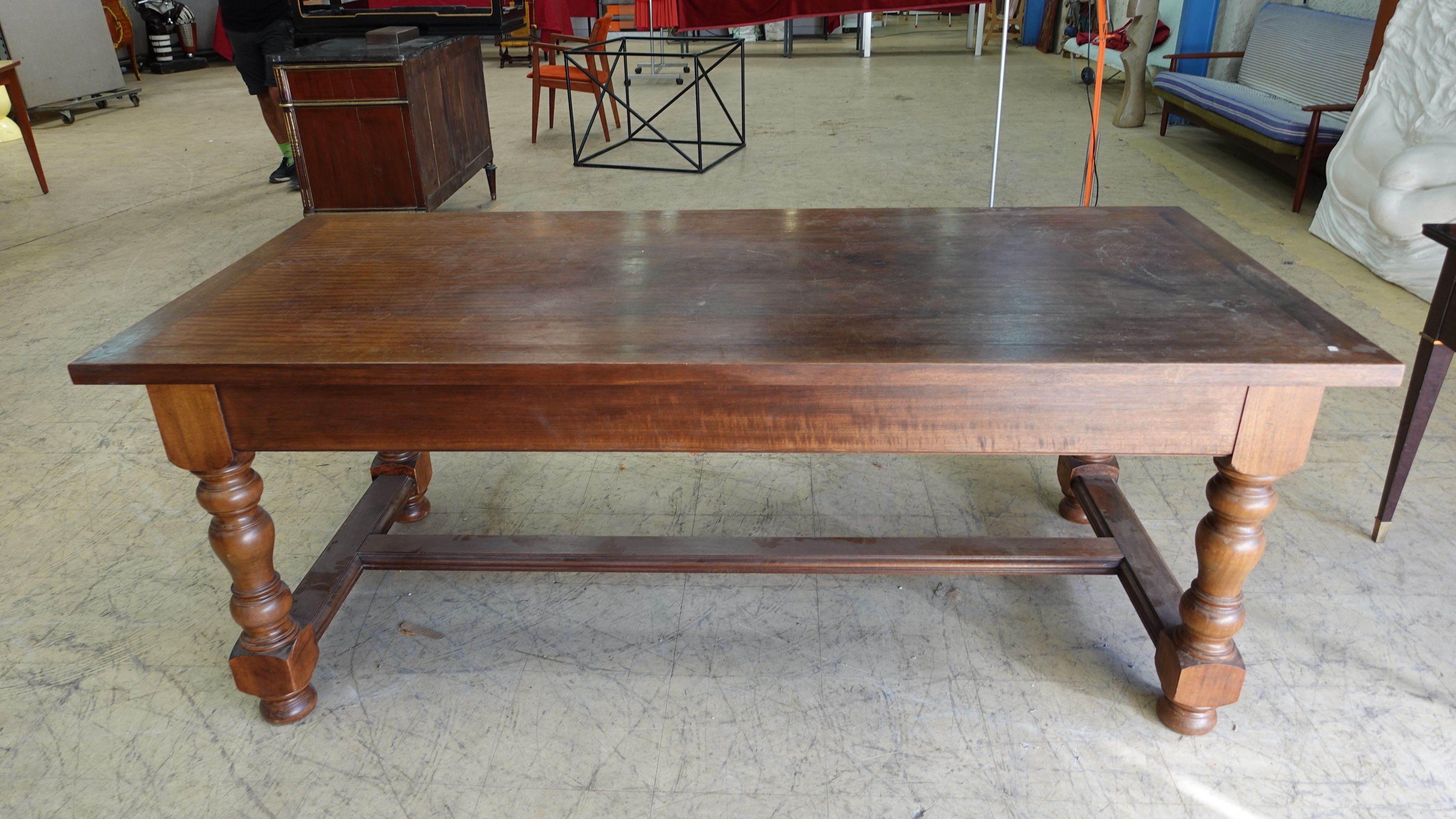 Une grande table de ferme en bois