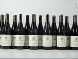 six bouteilles de vin sont alignées sur une table