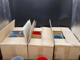de nombreuses tasses et mugs entassés à l'arrière d'un camion