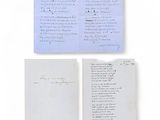 un gros plan d'un morceau de papier sur lequel on a écrit