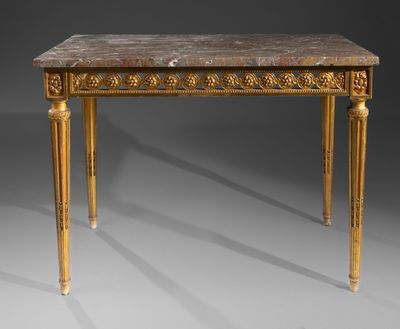 une table ancienne avec un plateau en marbre et des pieds dorés