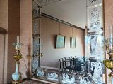 un grand miroir accroché au mur de la pièce