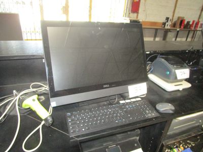 un ordinateur portable posé sur un bureau noir
