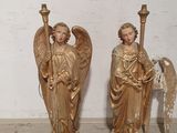 deux statues d'anges placées l'une à côté de l'autre