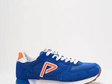 des baskets bleues et orange à semelles blanches sur fond blanc