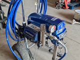 a picture of a blue and silver airlessing machine in a garage