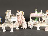de nombreuses figurines posées sur une table