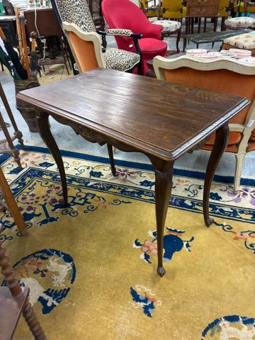 Petite table en bois naturel, pieds galbés. 