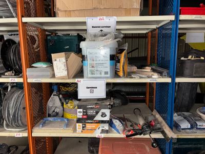beaucoup d'objets sur les étagères du garage