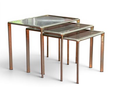 trois tables en verre avec des pieds en métal sur fond blanc