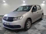 La Dacia argentée est garée dans une pièce au sol carrelé en damier