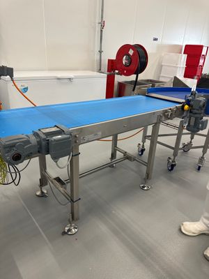 un tapis roulant au milieu d'une usine