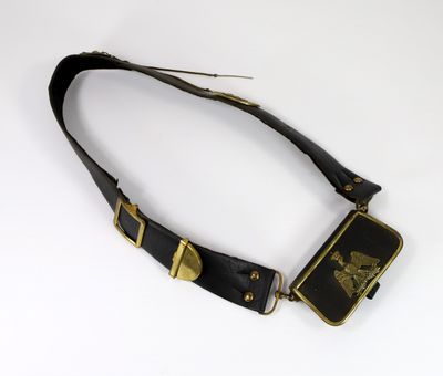 une ceinture noire et dorée munie d'une boucle en métal