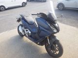 une moto garée sur le côté de la rue