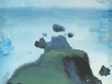 une peinture sur le mur d'un immeuble, avec des oiseaux qui volent tout autour