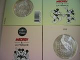 deux boîtes de pièces « Mickey » et « Mickey Mouse » munies d'étiquettes