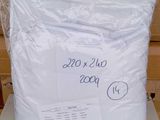un sac de provisions posé sur une table blanche