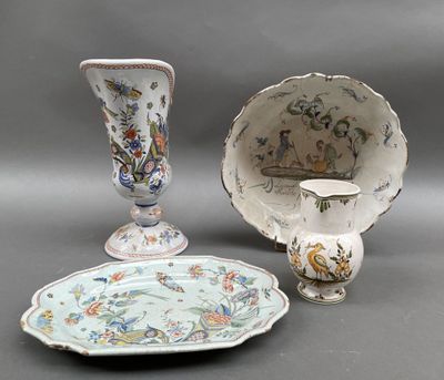 trois pièces de porcelaine différentes exposées sur une table