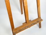 un chevalet en bois avec un fond blanc et un fond blanc