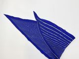 une photo d'une œuvre d'art posée sur une table