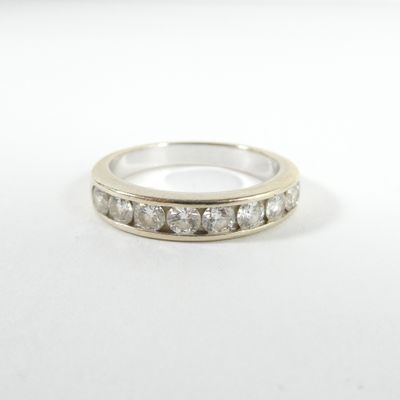 gros plan d'une bague en diamant sur une surface blanche