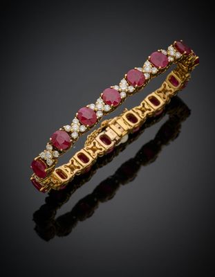 une paire de bracelets en rubis et diamants