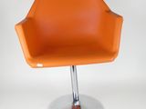 une chaise orange avec un piètement chromé sur fond blanc