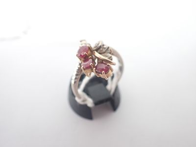 Bague en or 9 ct et rubis traité, poids : 3,6 grs TDD : 53,5