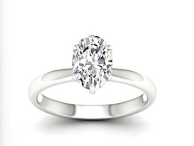 gros plan d'une bague en diamant sur fond blanc