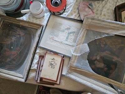 une table sur laquelle sont posées plusieurs photos