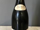 gros plan d'une bouteille de vin sur une table
