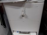 une imprimante blanche posée sur un meuble blanc