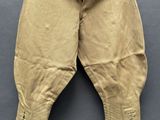 un gros plan sur un pantalon suspendu à une corde à linge