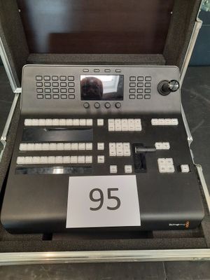 un étui contenant un clavier électronique à l'intérieur
